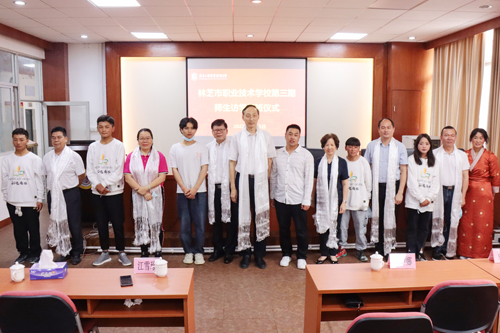 06图为献哈达现场.jpg 06图为献哈达现场.jpg