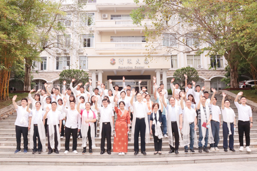 07图为合影留念.jpg 07图为合影留念.jpg