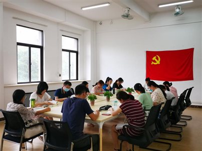 图为全体党员同志在集中学习