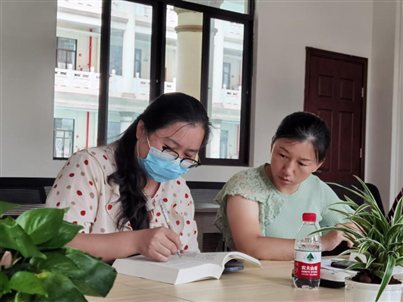 图为党员老师在认真学习