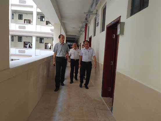 图为察看新生宿舍情况.jpg