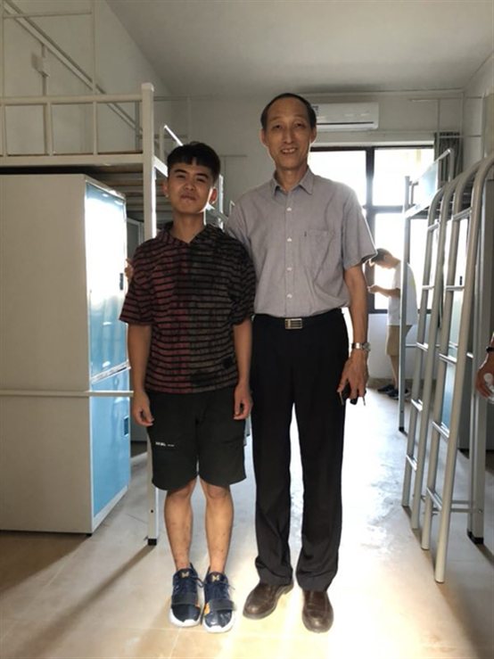 图为和校长与迎新学生志愿者亲切合影.jpg