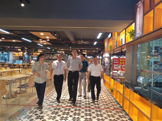 图为察看学生饭堂用餐环境.jpg