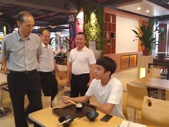 图为和校长与学生亲切交谈.jpg