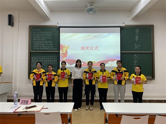 图为胡书记为获奖小组颁奖
