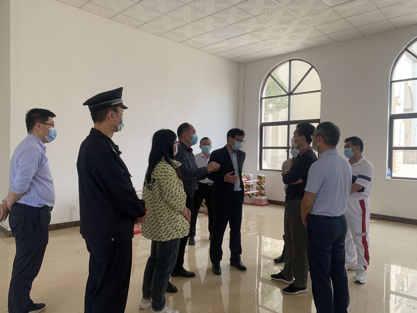 03图为李剑一行在听取我校领导汇报情况.jpg