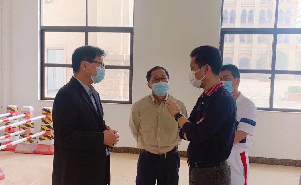 02图为李剑一行在听取我校领导汇报情况.jpg